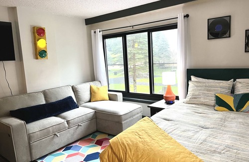 Snowshoe Condominio | 1112 Ski In/ Ski Out Condo - The Retro Roost