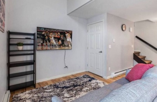 South Perry District Apartamento | 1114 E 8th · GONZAGA theme townhome w/King bed 6 mins to campus