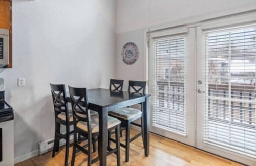 South Perry District Apartamento | 1114 E 8th · GONZAGA theme townhome w/King bed 6 mins to campus