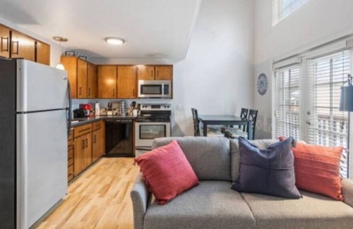 South Perry District Apartamento | 1114 E 8th · GONZAGA theme townhome w/King bed 6 mins to campus