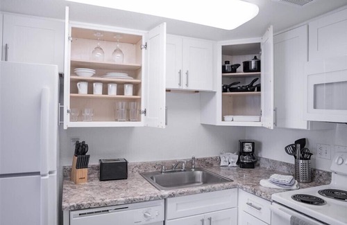 New Papago Parkway Apartamento | Un dormitorio amueblado con GOLF GRATUITO, ACCESO GRATUITO PARA GIMNASIO, PISCINA GRATUITA, CABLE GRATUITO Y MÁS