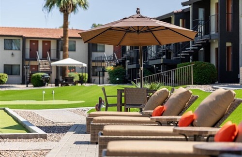 New Papago Parkway Apartamento | Un dormitorio amueblado con GOLF GRATUITO, ACCESO GRATUITO PARA GIMNASIO, PISCINA GRATUITA, CABLE GRATUITO Y MÁS