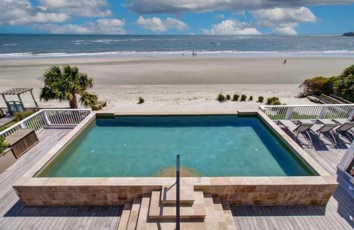 Isle of Palms Casa | 114 Ocean Boulevard by AvantStay Beachfront Putting Green Volleyball Court Infinity Pool