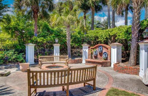 Isle of Palms Casa | 114 Ocean Boulevard by AvantStay Beachfront Putting Green Volleyball Court Infinity Pool