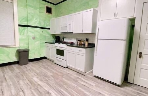 Dubuque Apartamento | 1157#2 / First floor, King bed, Free parking,
