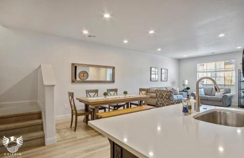 Washington Casa | 1169 Spacious Townhome at Escondido