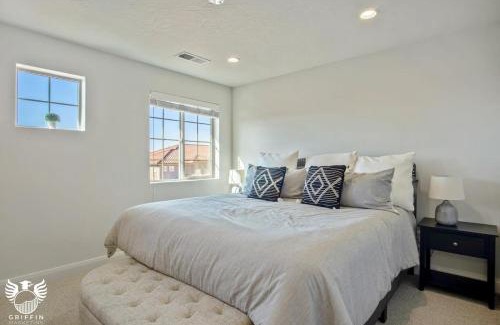 Washington Casa | 1169 Spacious Townhome at Escondido