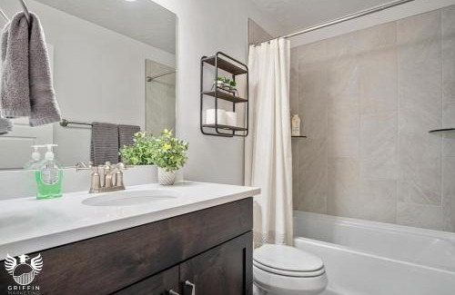 Washington Casa | 1169 Spacious Townhome at Escondido