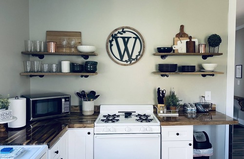 Williamstown Casa | 11am checkout time! Charming modern vintage cottage only 4 minutes to the ARK!