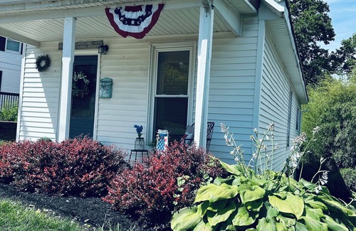 Williamstown Casa | 11am checkout time! Charming modern vintage cottage only 4 minutes to the ARK!