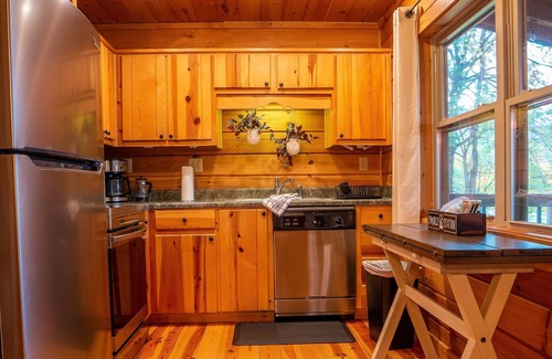 West Jefferson Cabina | 11BR Retreat | 2 Cabins | Walk to WJ | Sleeps 27