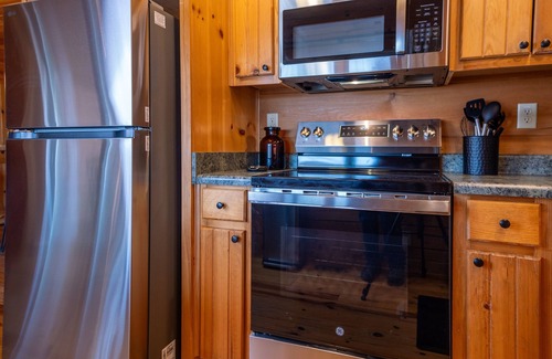 West Jefferson Cabina | 11BR Retreat | 2 Cabins | Walk to WJ | Sleeps 27