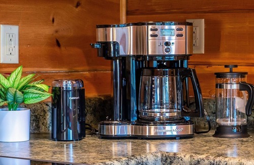 West Jefferson Cabina | 11BR Retreat | 2 Cabins | Walk to WJ | Sleeps 27