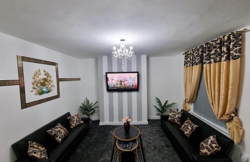 Leeds Casa | *11BR* Setup for your most amazing relaxed stay + Free Parking + Free Fast WiFi *