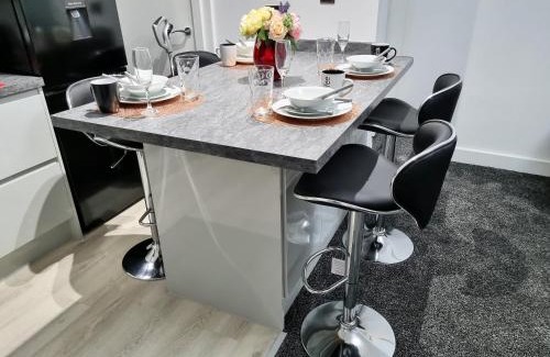 Leeds Casa | *11BR* Setup for your most amazing relaxed stay + Free Parking + Free Fast WiFi *