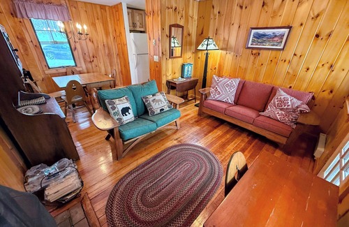 Sugar Hill Cabaña | 11G Quintessential New England Cottage with Fantastic Views and Dog Friendly!