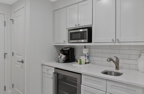 Four Mile Village Condominio | 11th Floor Luau at Sandestin Studio - Newly Renovated- with Lagoon-style pool!