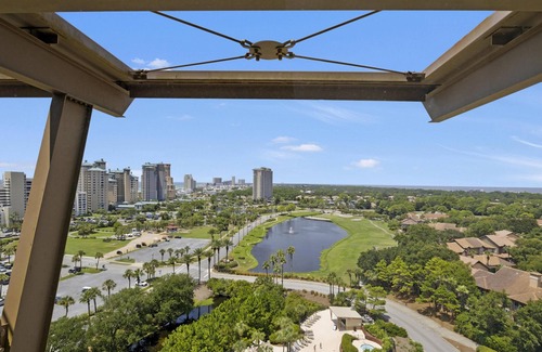 Four Mile Village Condominio | 11th Floor Luau at Sandestin Studio - Newly Renovated- with Lagoon-style pool!