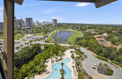 Four Mile Village Condominio | 11th Floor Luau at Sandestin Studio - Newly Renovated- with Lagoon-style pool!