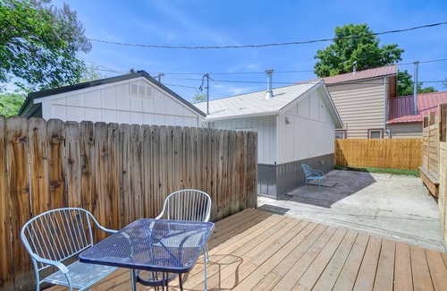 Franklin to the Fort Apartamento | 11th Street Chic EcoRetreat with Brookinen Sheets Private Entrance & Fenced Yard