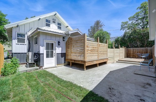 Franklin to the Fort Apartamento | 11th Street Chic EcoRetreat with Brookinen Sheets Private Entrance & Fenced Yard