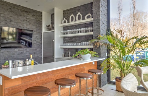 Water Mill Casa | Nuevo listado: 12,000 pies cuadrados de lujo, diseño moderno, gimnasio completo, comedores interiores y exteriores, nueva cancha de tenis Har-Tru