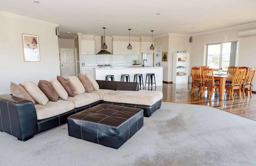 Port Campbell Casa | 12 Apostles Beach House; with ocean & valley views