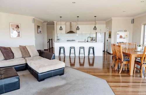 Port Campbell Casa | 12 Apostles Beach House; with ocean & valley views