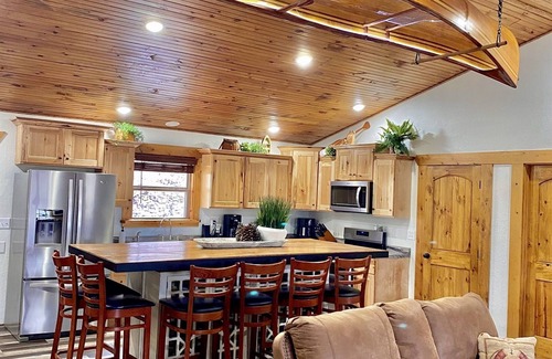 La Follette Cabina | 12 bdrm covered dock, hot tub, cwby pool, sleeps 46, “Mountain Ridge”