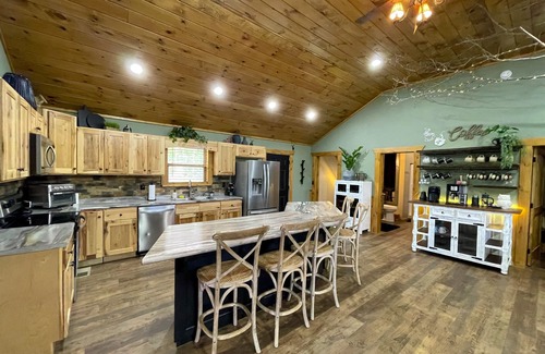 La Follette Cabina | 12 bdrm covered dock, hot tub, cwby pool, sleeps 46, “Mountain Ridge”