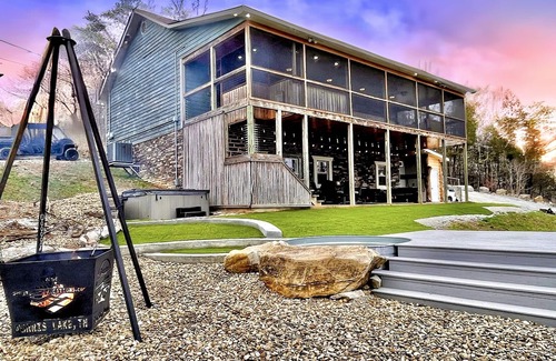 La Follette Cabina | 12 bdrm covered dock, hot tub, cwby pool, sleeps 46, “Mountain Ridge”