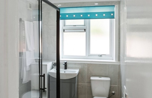 Bramley Casa | 12 Broadlea Rd