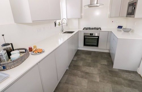 Barry Cabaña | 12 CLOS YR WYLAN, pet friendly, character holiday cottage in Barry