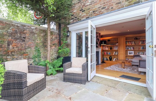 Beverley Casa | 12 CROSS STREET, family friendly, with a garden in Beverley