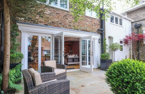 Beverley Casa | 12 CROSS STREET, family friendly, with a garden in Beverley