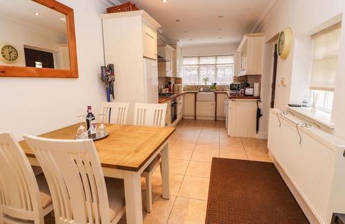 Chester Cabaña | 12 Deva Terrace, CHESTER