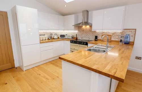 Dobwalls Cabaña | 12 FARAWAY FIELDS, pet friendly, luxury holiday cottage in Dobwalls