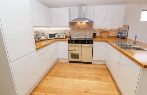 Dobwalls Cabaña | 12 FARAWAY FIELDS, pet friendly, luxury holiday cottage in Dobwalls