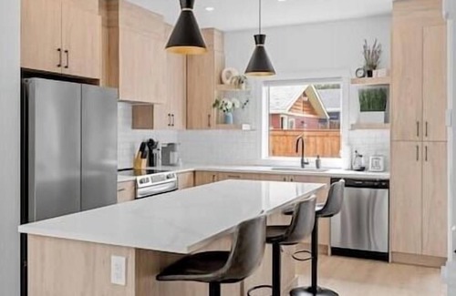 Southwest Calgary Casa | 12 Guests | 2 King Beds | Ping Pong| 6 BR| Garage