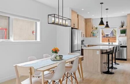 Southwest Calgary Casa | 12 Guests | 2 King Beds | Ping Pong| 6 BR| Garage