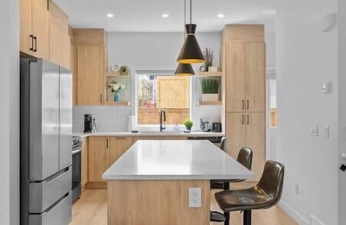 Southwest Calgary Casa | 12 Guests | 2 King Beds | Ping Pong| 6 BR| Garage