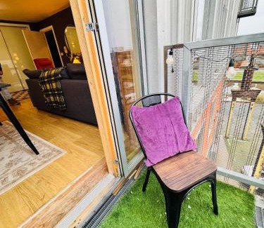 Coventry Apartamento | 12 Homely & Charming 2 Bed Sleeps 6 balcony