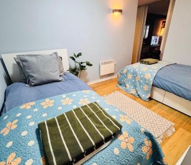 Coventry Apartamento | 12 Homely & Charming 2 Bed Sleeps 6 balcony