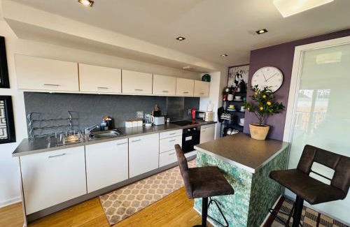 Coventry Apartamento | 12 Homely & Charming 2 Bed Sleeps 6 balcony