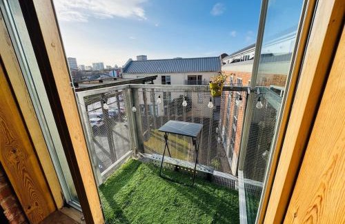 Coventry Apartamento | 12 Homely & Charming 2 Bed Sleeps 6 balcony