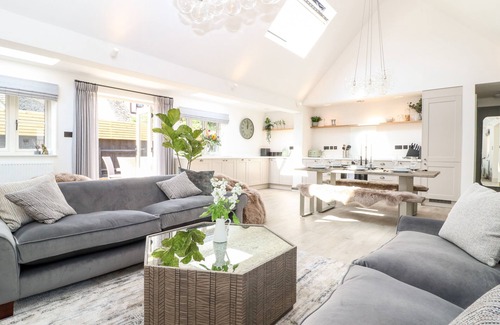 Kingham Cabaña | 12 MANOR FARM CLOSE, family friendly, with open fire in Kingham