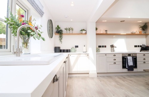 Kingham Cabaña | 12 MANOR FARM CLOSE, family friendly, with open fire in Kingham