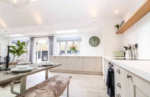 Kingham Cabaña | 12 MANOR FARM CLOSE, family friendly, with open fire in Kingham