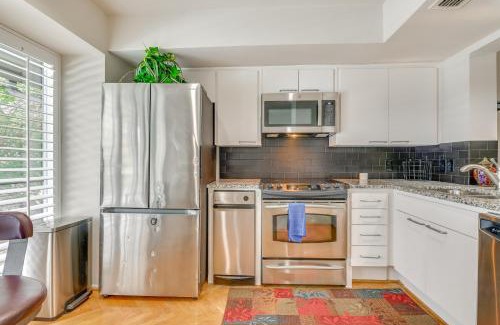 Las Colinas Apartamento | 12 Mi to Downtown Dallas Irving Condo with Balcony