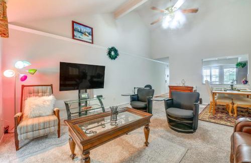 Las Colinas Apartamento | 12 Mi to Downtown Dallas Irving Condo with Balcony